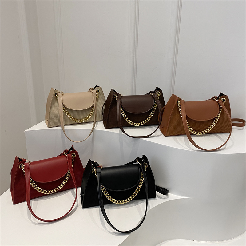 Niche design women's bag 2024 New large-capacity small square bag, ladies' quality chain single-shoulder hand-carry underarm bag Application Scenario