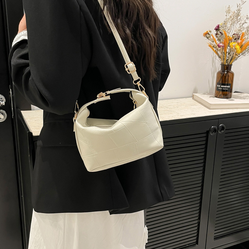 The new Spring 2025 casual women's commuter underarm bag with soft leather and large capacity crossbody is a cross-border trend details Picture