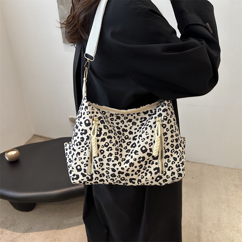 Cross-border new wholesale leopard print hand-held large-capacity retro high-end single-shoulder crossbody bag, street trend bag, European and American women's bag details Picture