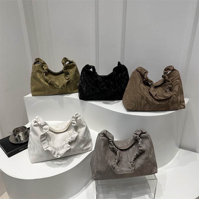 French-style large-capacity single-shoulder bag for women, 2025 new fashion and niche design, commuter shopping crossbody tote bag Application Scenario