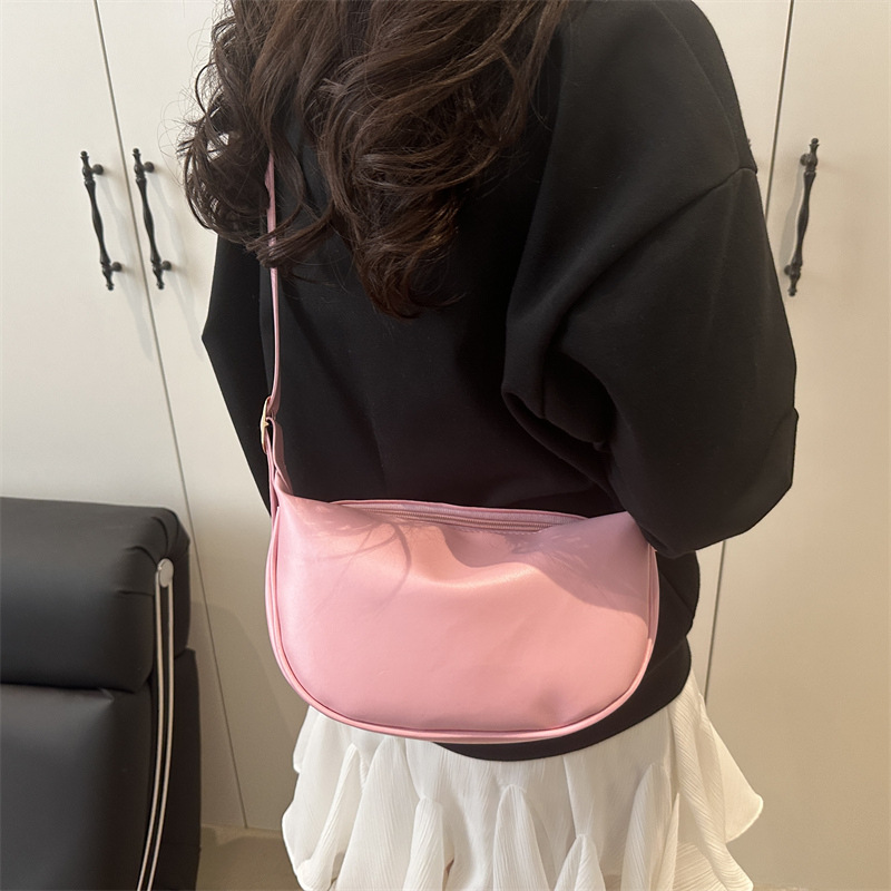 New cross-border pu solid color crossbody crescent-shaped bag, simple and fashionable women's bag, mommy shopping dumpling bag, commuting single-shoulder bag details Picture