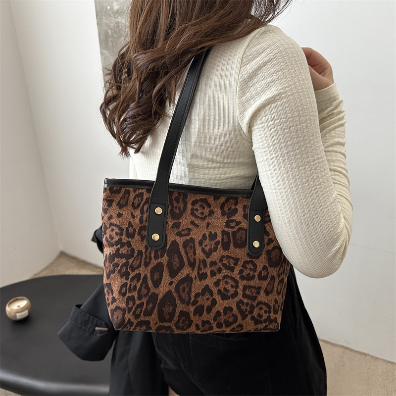 High-end texture leopard print large bag 2024 new retro bag, fashionable and stylish, single-shoulder large capacity commuter tote bag details Picture