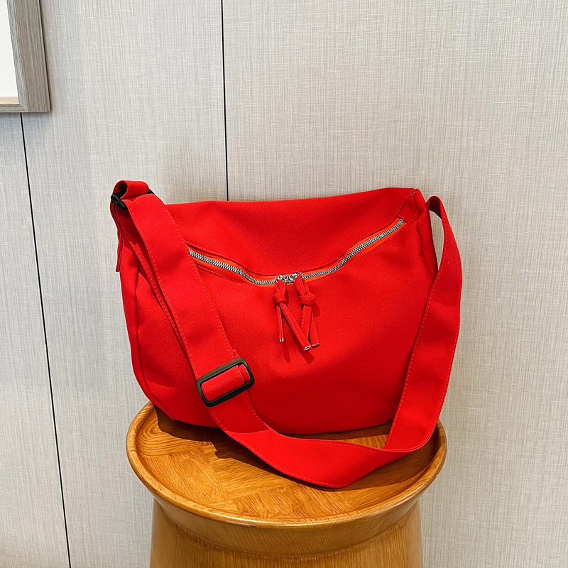 A large-capacity trendy bag for women, a new 2024 stylish single-shoulder simple crossbody casual commuting tote bag full figure
