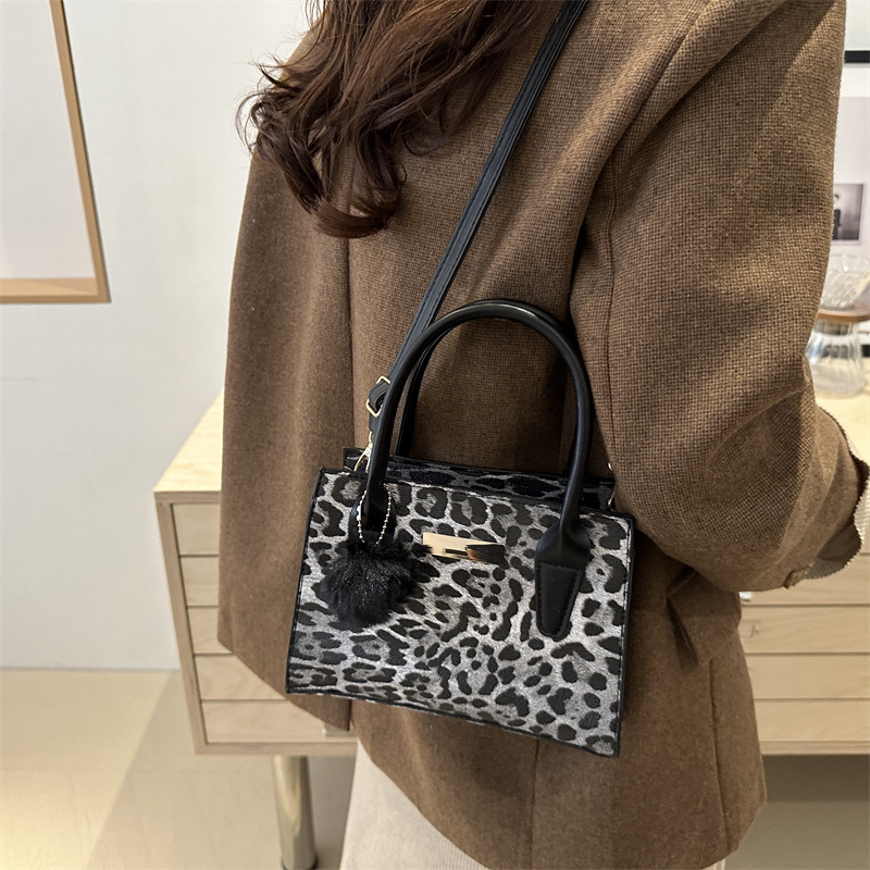 A new cross-border fashion leopard print single-shoulder bag for women in the 2024 autumn and winter season, featuring a stylish and large-capacity commuting crossbody bag Specification drawing