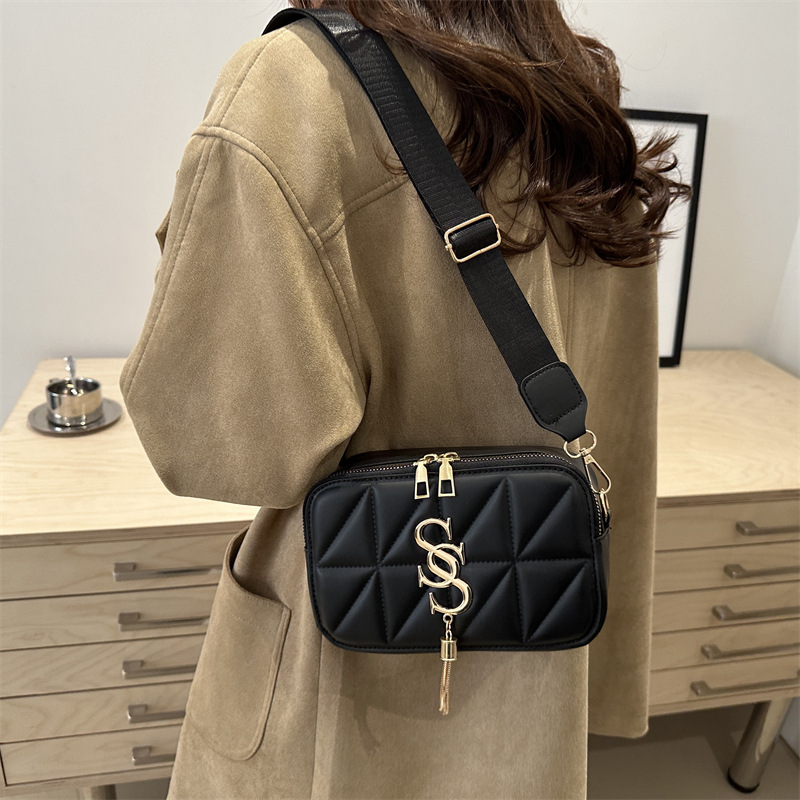 The letter stylish and trendy crossbody bag with diamond-shaped embroidery thread is simple and fashionable. 2024 new single-shoulder women's small square bag details Picture