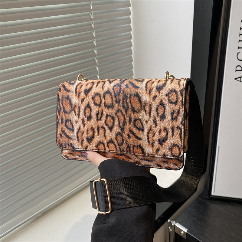The 2024 autumn new style small square bag, leopard print cross-border women's bag, high-end hand-held, fashionable and niche single-shoulder crossbody bag from Europe and America full figure