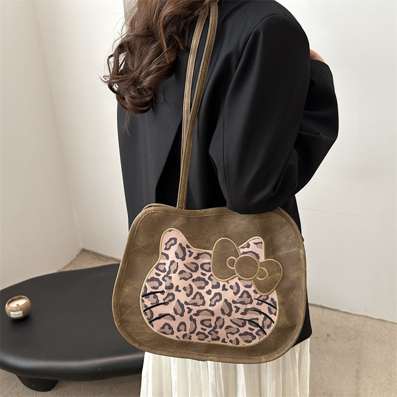 The cross-border trend: a simple, multi-functional, large-capacity single-shoulder crossbody bag with leopard print patchwork imitation denim dyeing details Picture