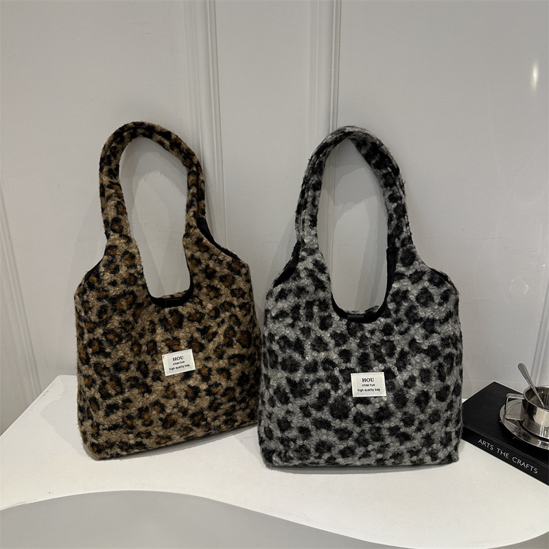 The new winter leopard print plush bucket bag with a fashionable and laid-back style features a unique and stylish design. It is a single-shoulder underarm women's bag Application Scenario