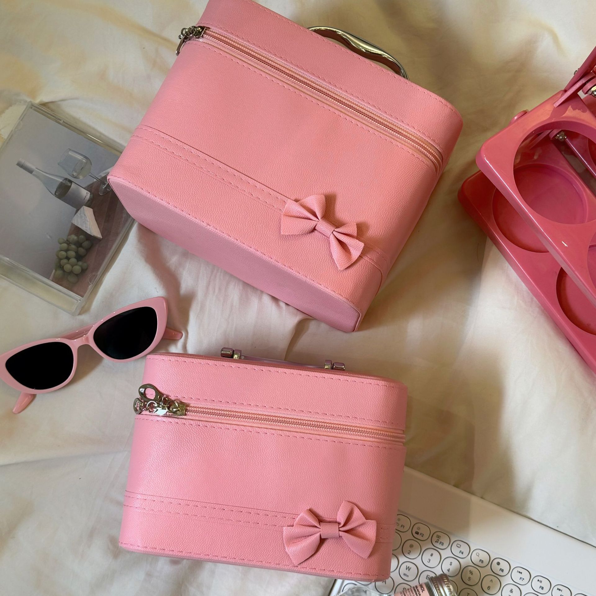 Ballet-style cute bow makeup bag, large-capacity portable makeup case for business trips and travel, hand-held storage box details Picture