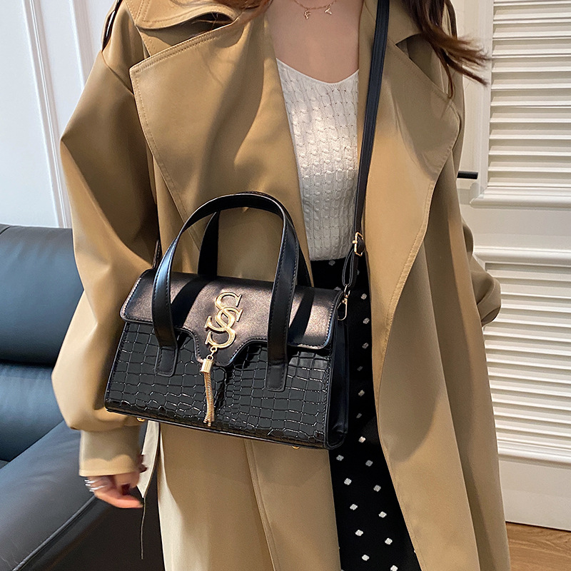The 2024 stylish and simple crossbody bag for elegant ladies, a retro and stylish single-shoulder bag, and a small square bag details Picture