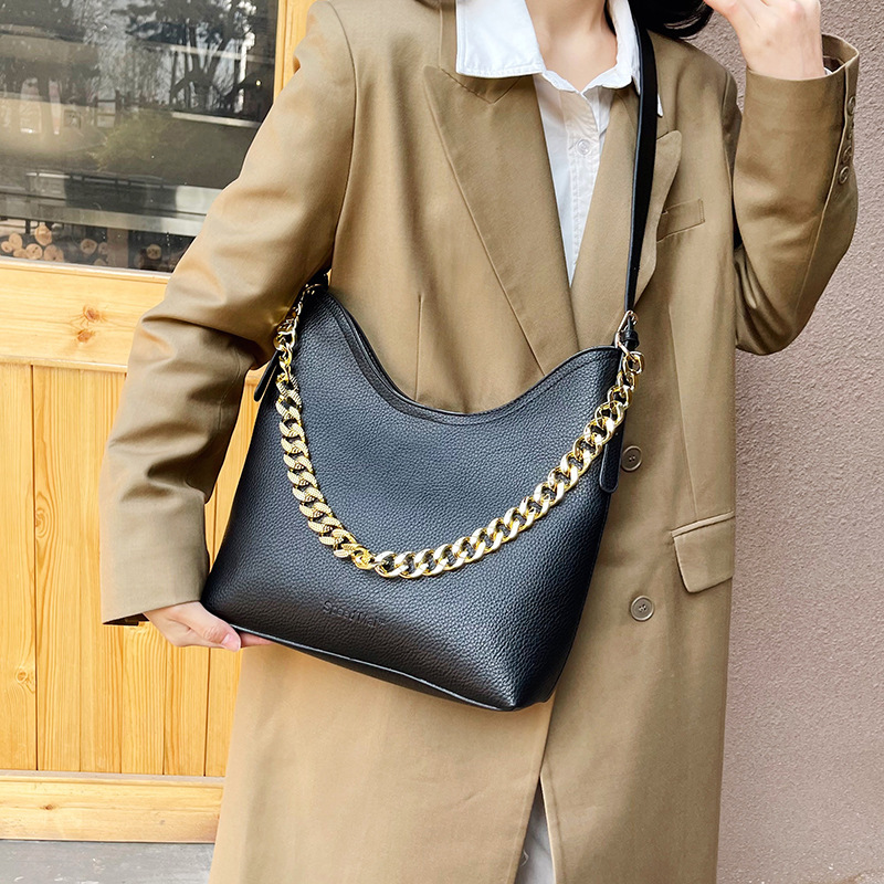 This versatile single-shoulder bag is a new model for women in 2025. It features a stylish European and American style, a casual large bag with a soft leather feel for commuting tote Specification drawing