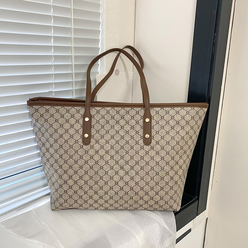 Commuter personalized large-capacity tote bag, new autumn 2024, elegant, niche and trendy single-shoulder bag, high-quality women's bag full figure