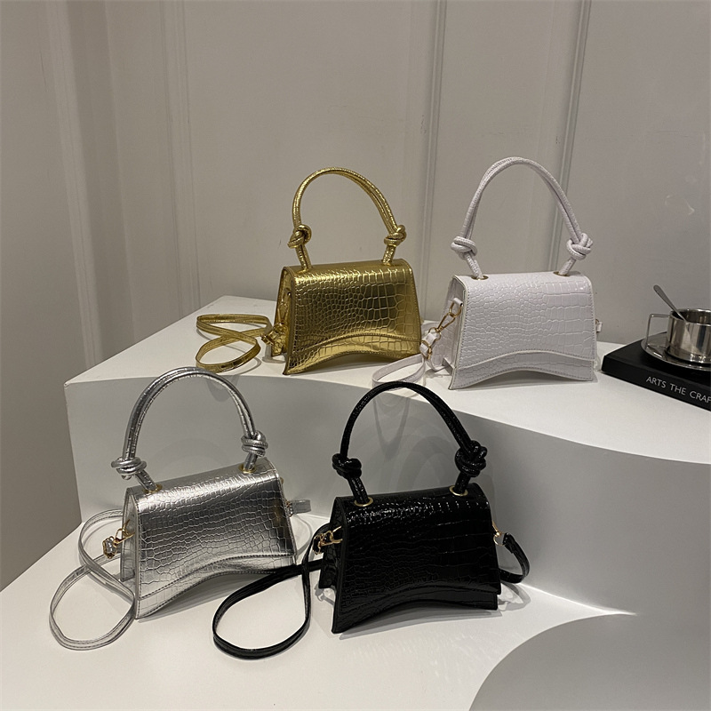 Korean-style stylish and chic small bag, new autumn 2024 trendy and fashionable hand-held crossbody bag, simple single-shoulder small square bag Application Scenario