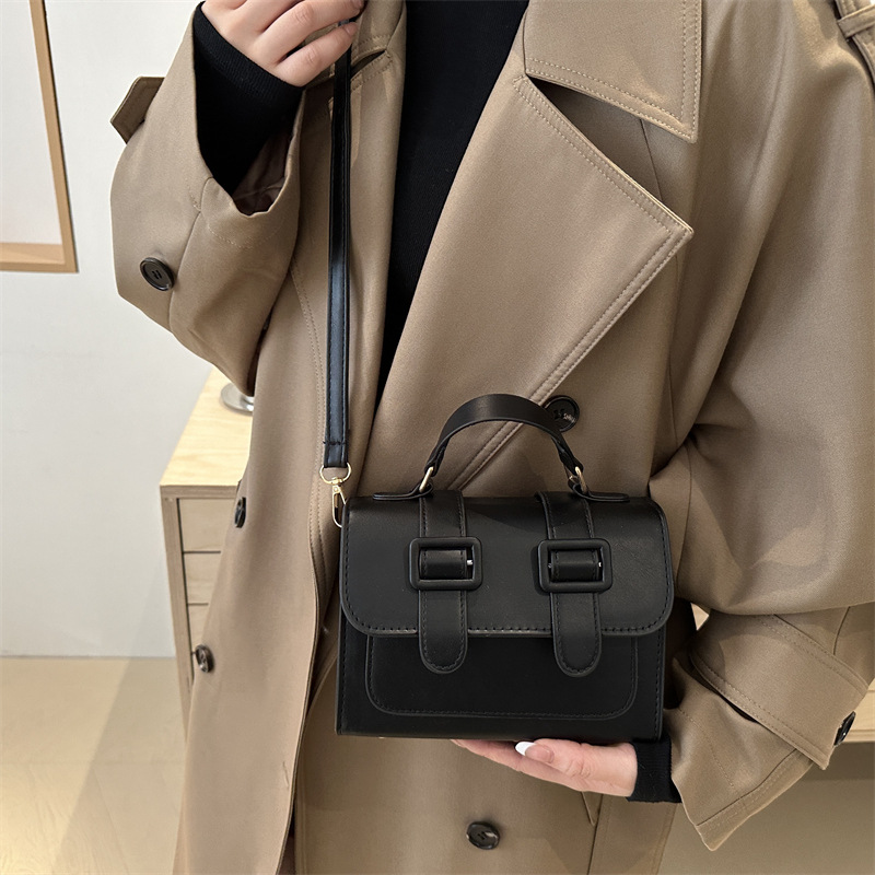 Student girl heart bag for girls 2024 New trendy retro single-shoulder crossbody small square bag, a niche British-style Cambridge bag details Picture