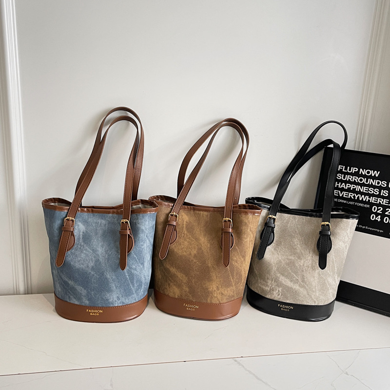 Autumn and winter retro bucket bag for women, 2024 new style, fashionable large-capacity hand-held shoulder bag, high-end commuting bag Application Scenario