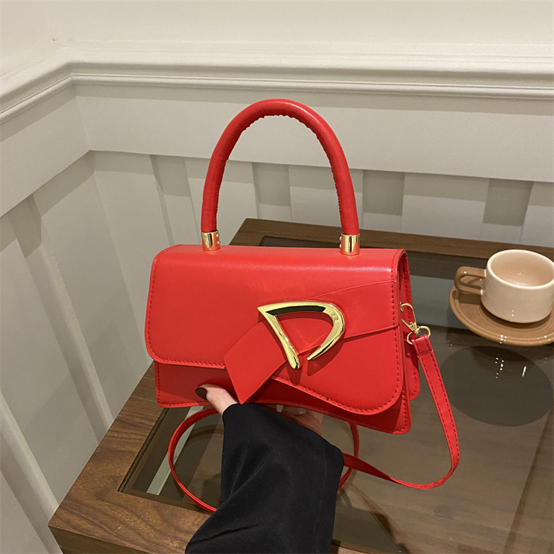 A trendy retro casual fashion 2025 new style Korean-style solid color hand-held shoulder crossbody small square bag full figure