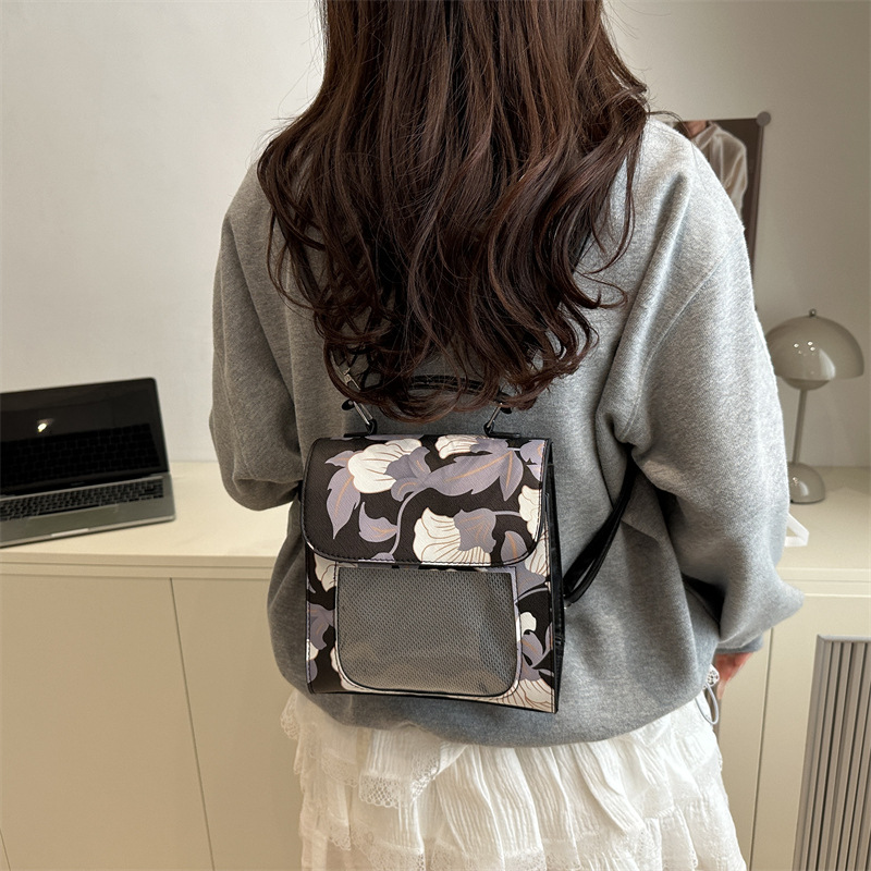 This year, the popular women's backpacks, the 2025 new crossbody bags for women, and the stylish and versatile single-shoulder handbags on Instagram are all in vogue Specification drawing