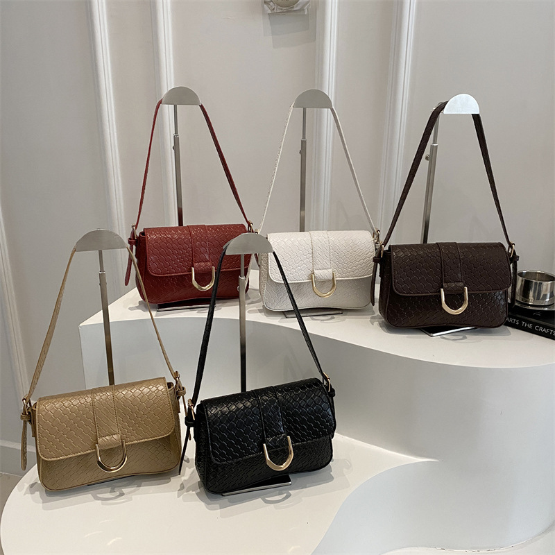 High-end quality women's bag, baguette underarm bag, new fashion 2025, single-shoulder versatile, retro crossbody bag, small square bag Application Scenario
