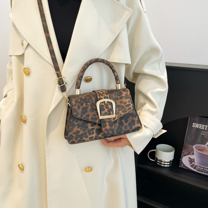 Cross-border retro leopard print hand-held small square bag for women, new winter 2024 fashion square pliers single-shoulder bag, high-end crossbody bag details Picture