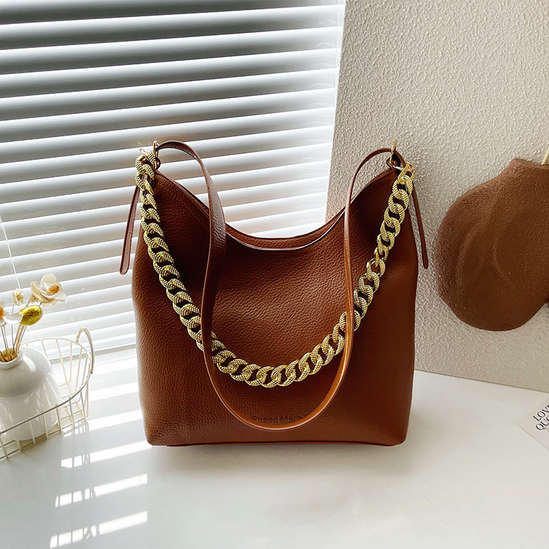 The new spring 2025 collection features a simple, elegant and high-end single-shoulder bag, a large-capacity commuter bag, a tote bag, and a fashionable and versatile women's bag full figure