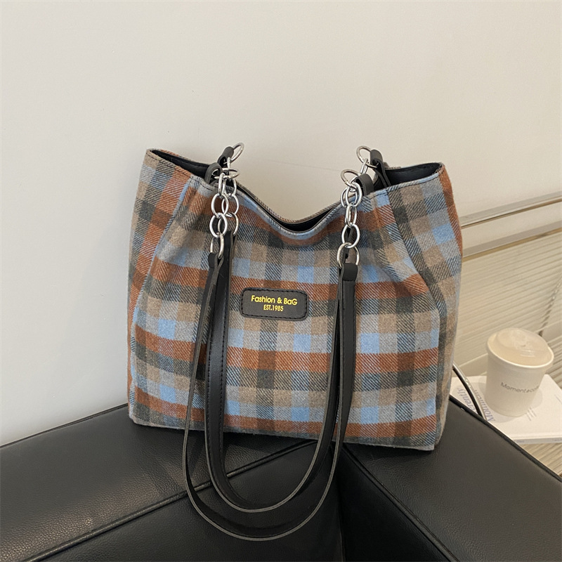 This year, crossbody bags are in vogue. For the new autumn collection of 2024, women's fashion trends include single-shoulder bags with chains and simple bucket bags full figure