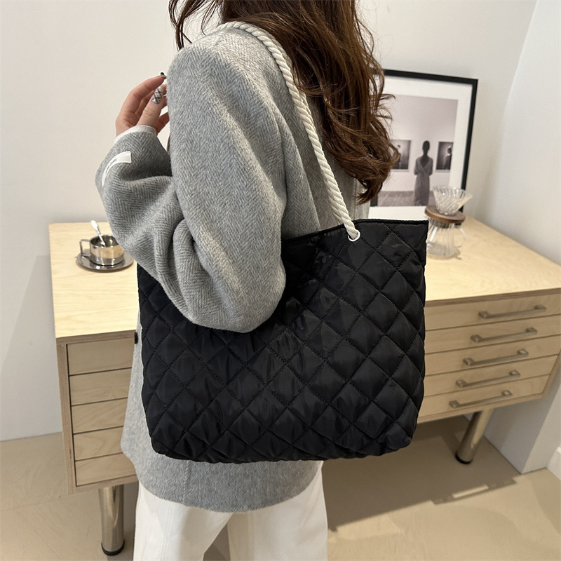 Winter cotton-padded bag for women 2024 New large-capacity diamond-shaped nylon bag, simple and casual commuting single-shoulder tote bag Specification drawing