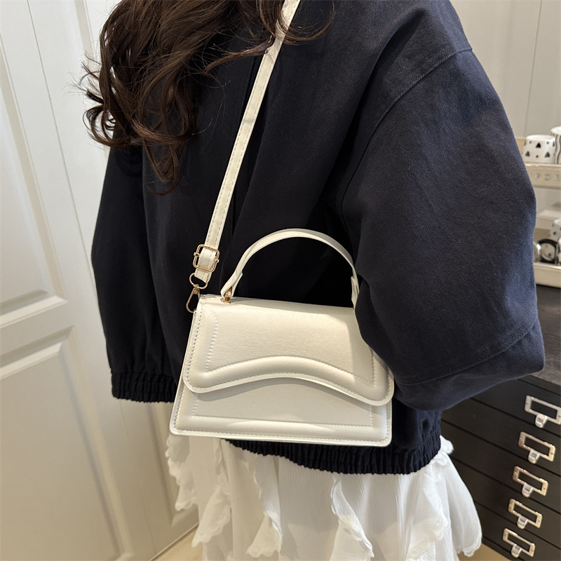 A fresh and simple square bag for spring 2025, a fashionable single-shoulder bag, a solid color handbag, and a crossbody bag details Picture
