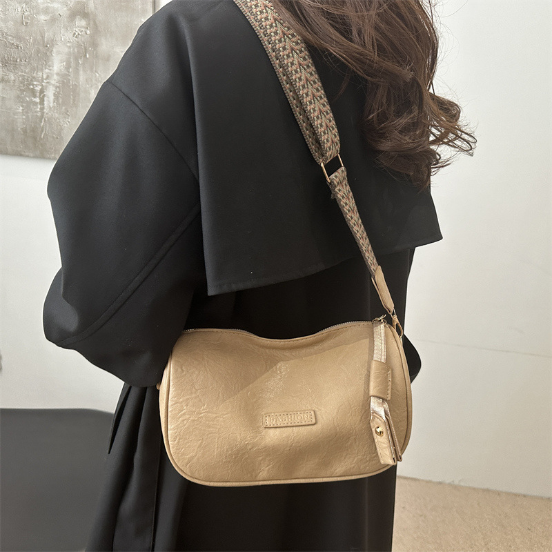 This year, Maillard single-shoulder bags with wide shoulder straps and crossbody pillowcases are popular for women with a high-end retro feel in 2024 details Picture