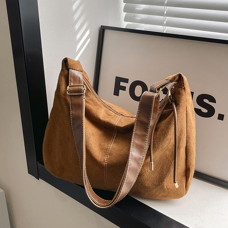 A niche and simple underarm bag for women, a large-capacity single-shoulder large bag, a new fashionable and versatile commuter tote bag for women full figure