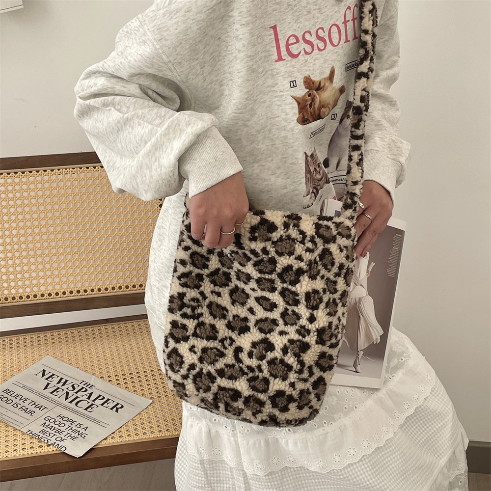 410241 Autumn/Winter Edition Korean style leopard print woolen underarm bag, women's bucket bag, large-capacity single-shoulder bag Application Scenario
