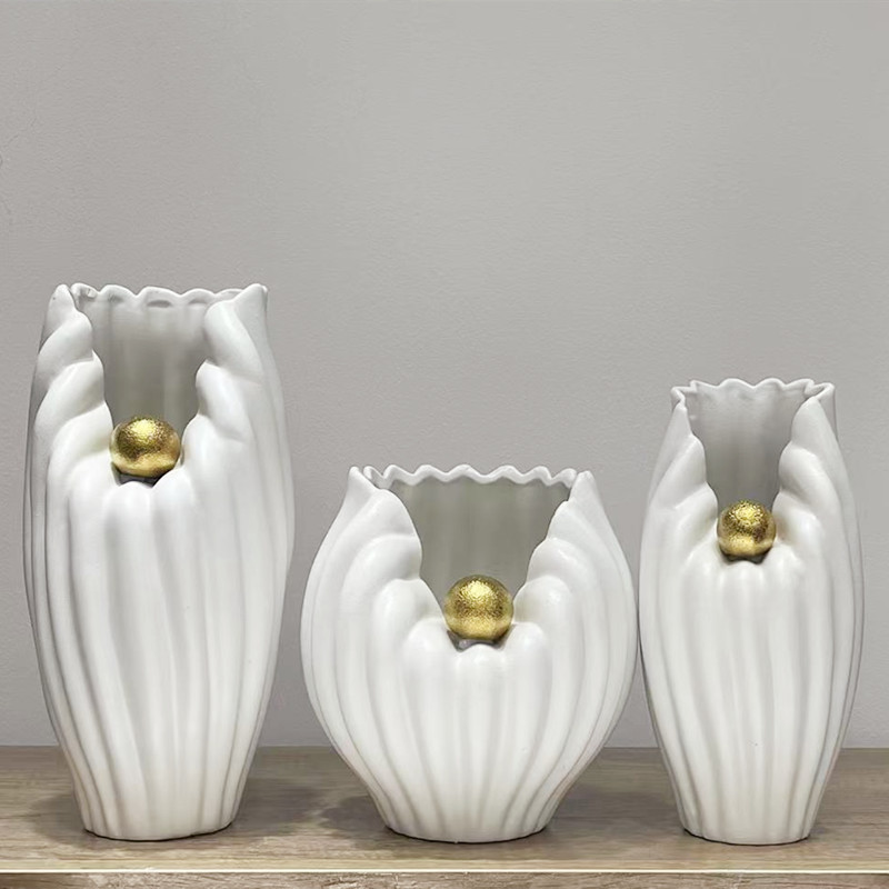 Minimalist ceramic style white ceramic vase, creative artistic decorative item, flower vase, hotel entrance table flower vase Application Scenario