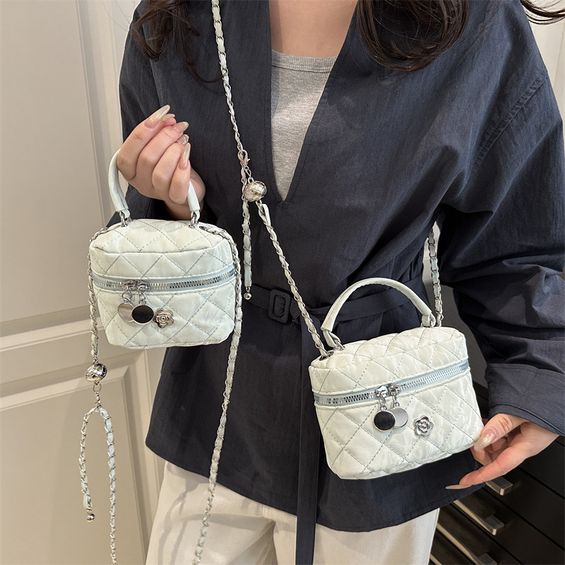 A stylish handbag for women in 2025, featuring a diamond-shaped chain bag, a mini opening red envelope, a single-shoulder bag and a stylish crossbody bag Specification drawing