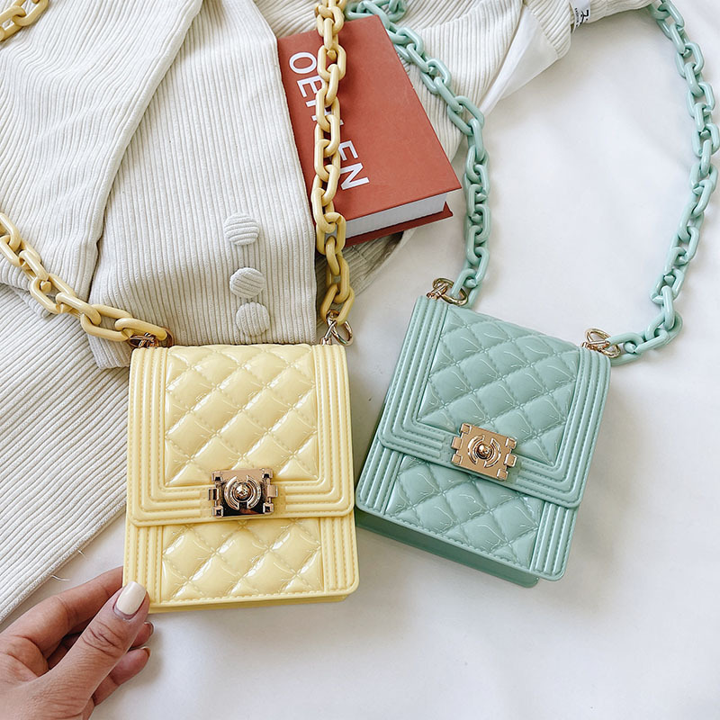The 2025 new style acrylic vertical diamond grid bag, single-shoulder diagonal cross chain jelly bag, is an export single item in stock and available for wholesale Application Scenario