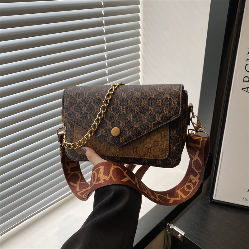 The 2024 new French minimalist single-shoulder crossbody small square bag features a fashionable, elegant, individualistic, retro and niche design for commuting full figure