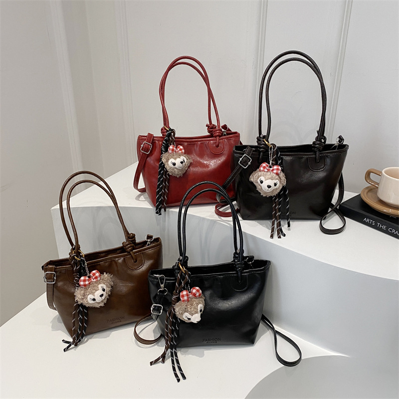 Winter solid-color Tote bag for women, 2024 new single-shoulder fashionable and versatile crossbody bag, high-end hand-held bucket bag Application Scenario