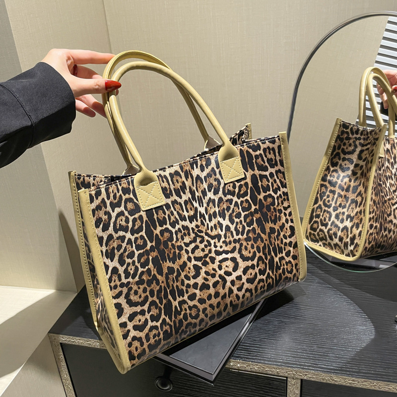 A versatile leopard print single-shoulder underarm bag and a large-capacity commuter tote handbag for women in winter 2024 full figure