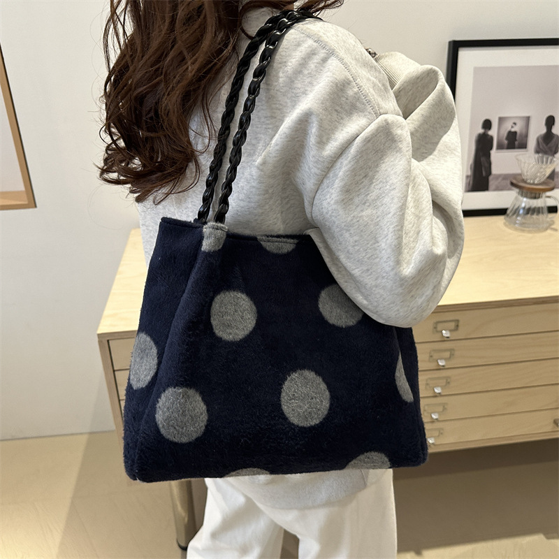 A new Korean single-shoulder bag, a fashionable and casual checkered student polka dot large bag, a handbag and a tote bag details Picture