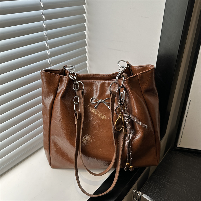 A new minimalist chain tote bag for women in 2025, a versatile single-shoulder crossbody bag full figure