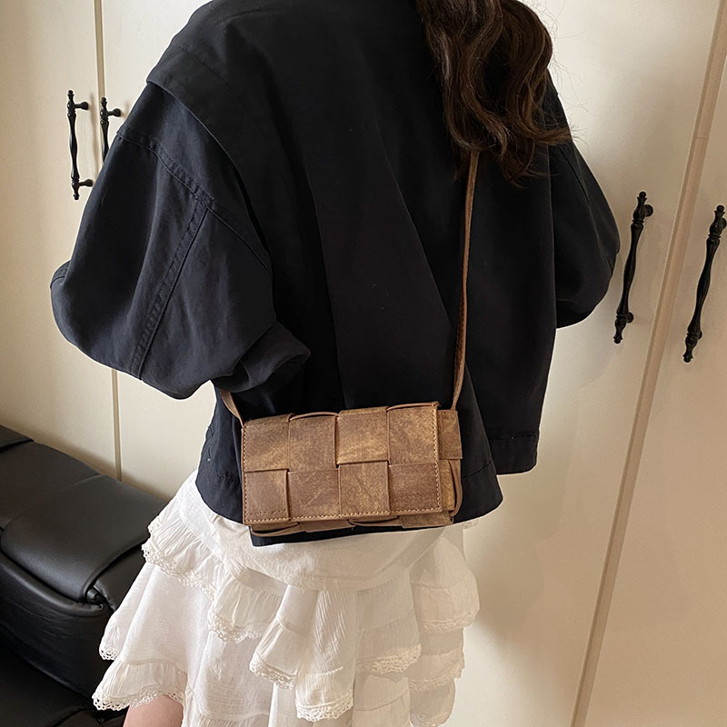 A niche woven handbag for women, a new spring 2025 fashion and simple square bag, a retro and trendy crossbody bag for women details Picture