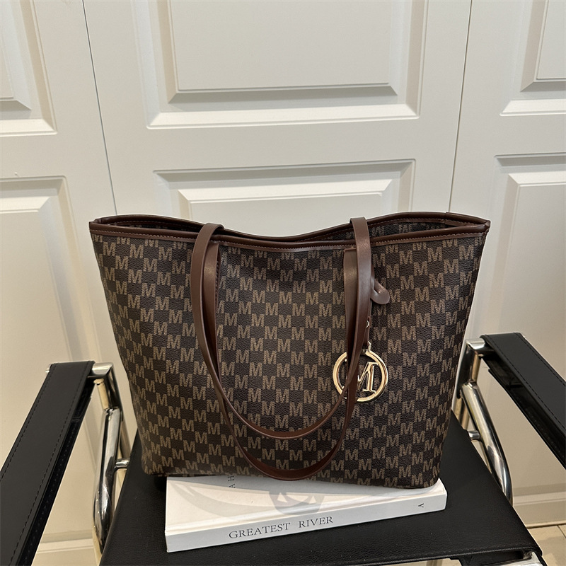Large-capacity underarm bag for women, new Spring 2025 trendy printed single-shoulder bag, commuter tote bag, hand-carry bag trend full figure