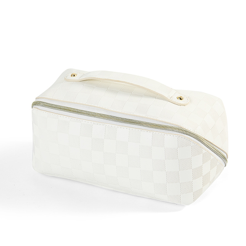 Cross-border high-appeartion-level PU leather checkered pillow bag, popular travel portable toiletry bag, large-capacity hand-held makeup bag Item Picture