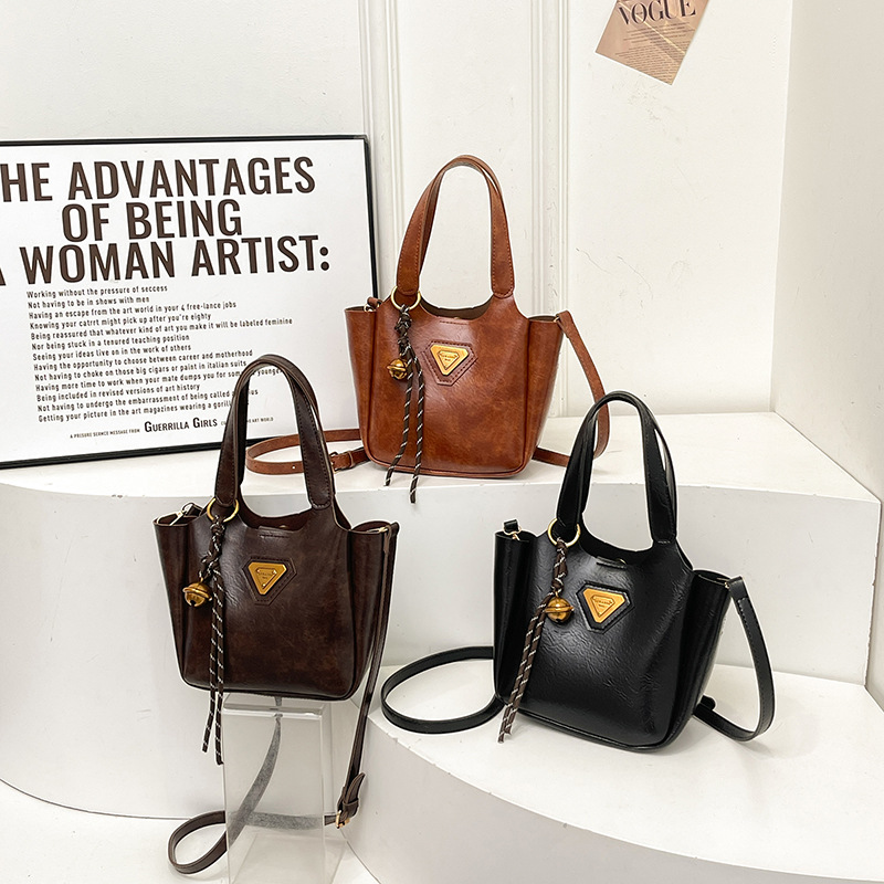 Tote bags for women 2024 New style handbag, commuter single-shoulder crossbody bag, bag pendant, women's bag, fashionable and versatile bag Application Scenario