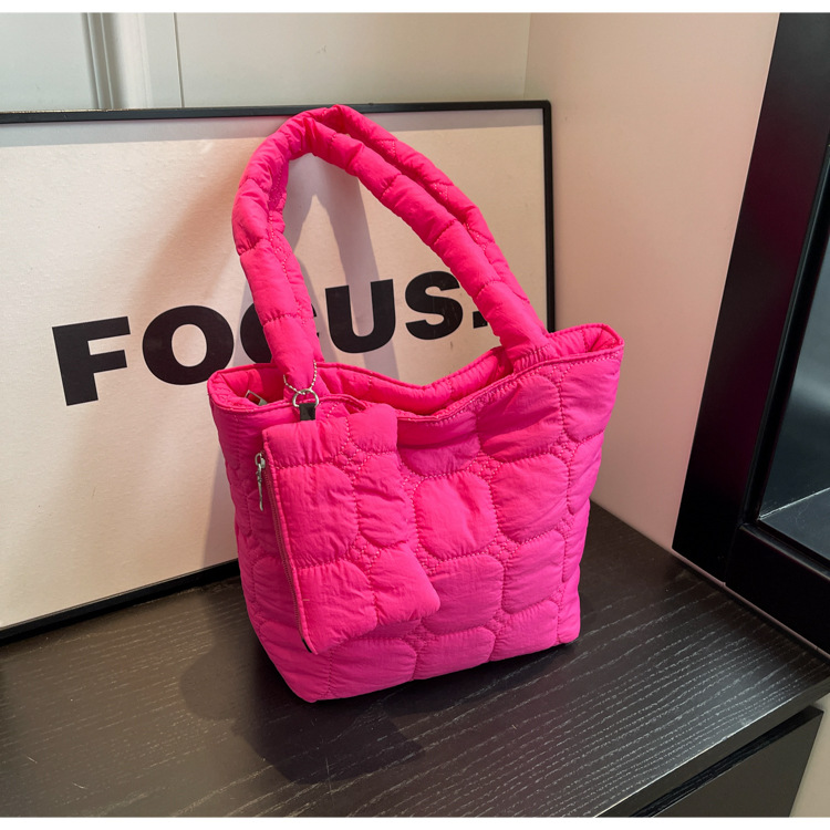 Korean-style cotton-padded jacket bags, single-shoulder bags, this year's popular new niche handbags, simple and versatile mother-and-child bags and women's bags Application Scenario