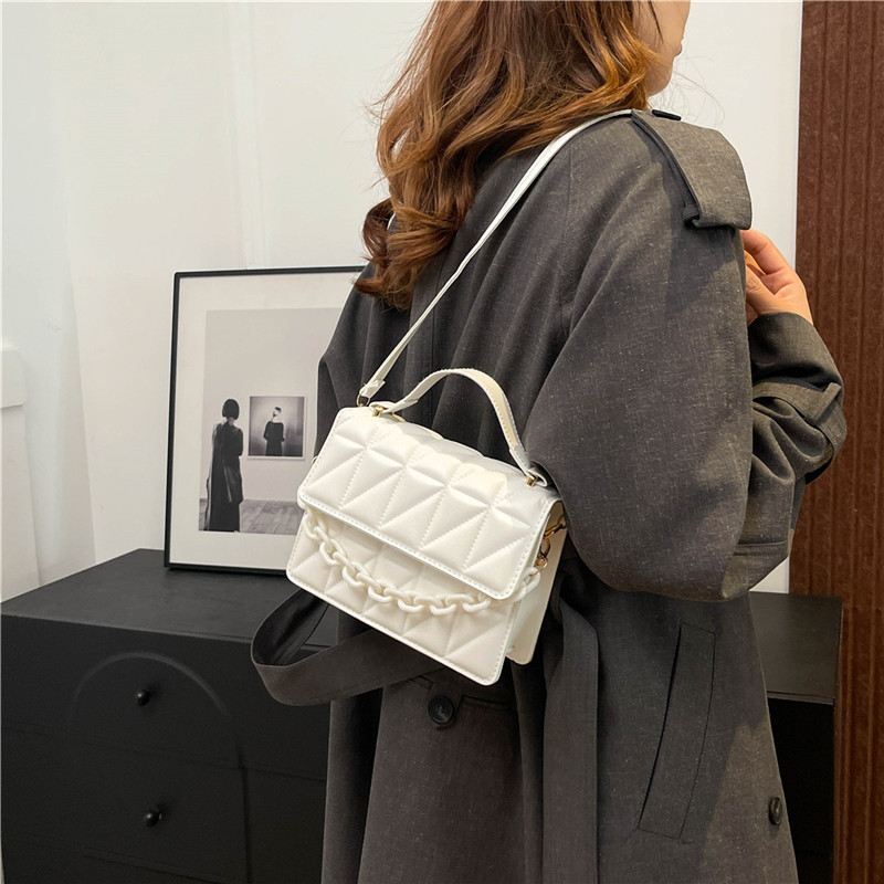 The 2024 new trendy small handbag for women is a fashionable and high-end niche crossbody bag with a diamond-shaped hand-held small square bag Specification drawing