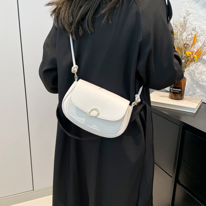 Cross-border retro fashion underarm bag for women 2024 winter new style, high-end saddle bag, large capacity single-shoulder bag details Picture