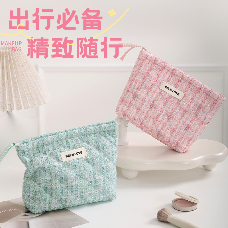 The new Xiu Meng hand-held storage bag is a fashionable small chanel-style makeup bag and a portable makeup bag for women. It has a large capacity and a high-end feel full figure