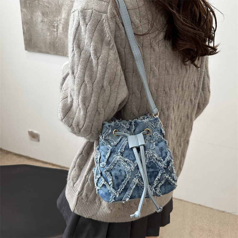 Diamond-shaped mini bucket bag 2025 Spring New Style simple crossbody bag for women, European and American trend drawstring tassel single-shoulder bag details Picture