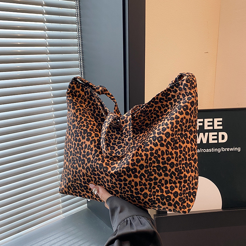 2024 New stylish leopard print large-capacity autumn casual print, casual and trendy single-shoulder crossbody tote bag, soft for women full figure