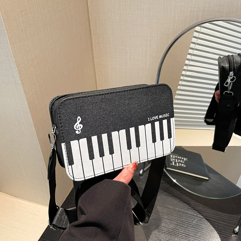 Spring 2025 new fashionable color-blocking small square bag, sweet and unique for girls, piano note small shoulder bag, hand-held women's bag full figure