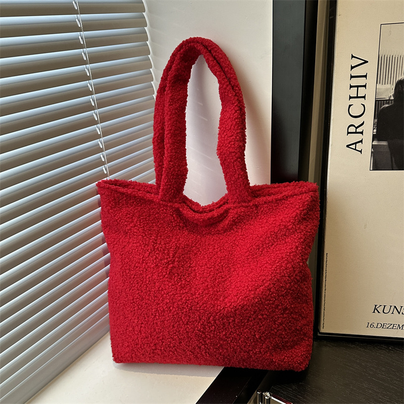 Winter ladies' hand-held stylish plush small bag, a new 2024 trendy and fashionable commuting all-in-one furry handbag for women full figure